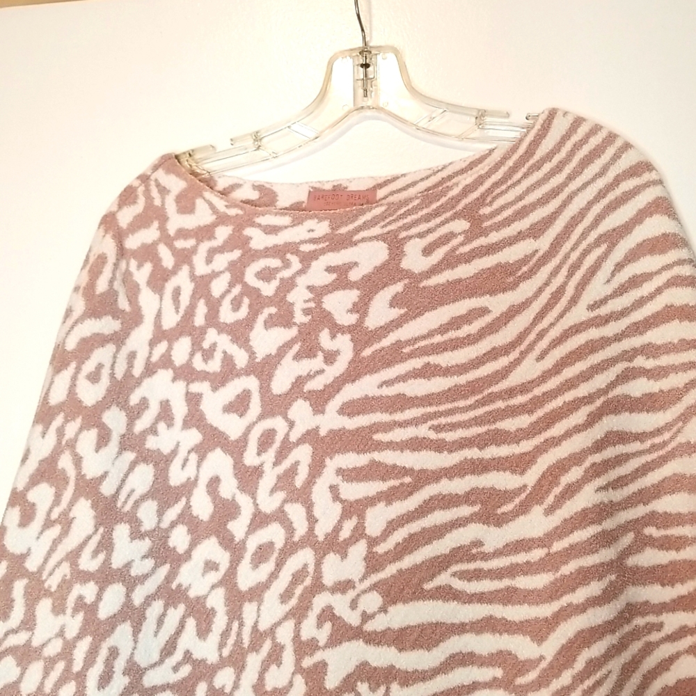 NWT Barefoot Dreams Cozy Ultra Lite Ocean Breeze Faded Rose Animal Print Poncho - Picture 3 of 8
